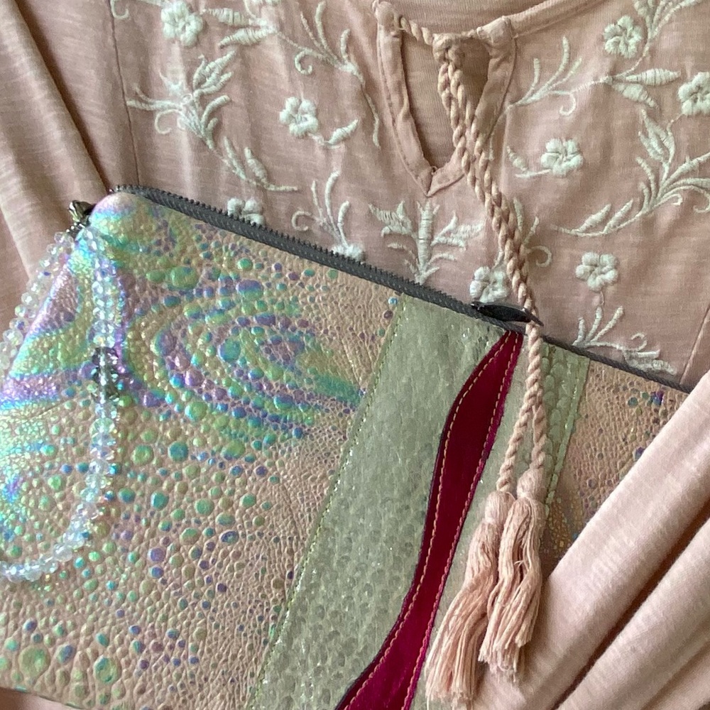 VGU Anita🌸Pink🎀Textured Clutch/Wristlet w/Beaded Zipper Pull & 2 Inside Pockets - Picture 10 of 16